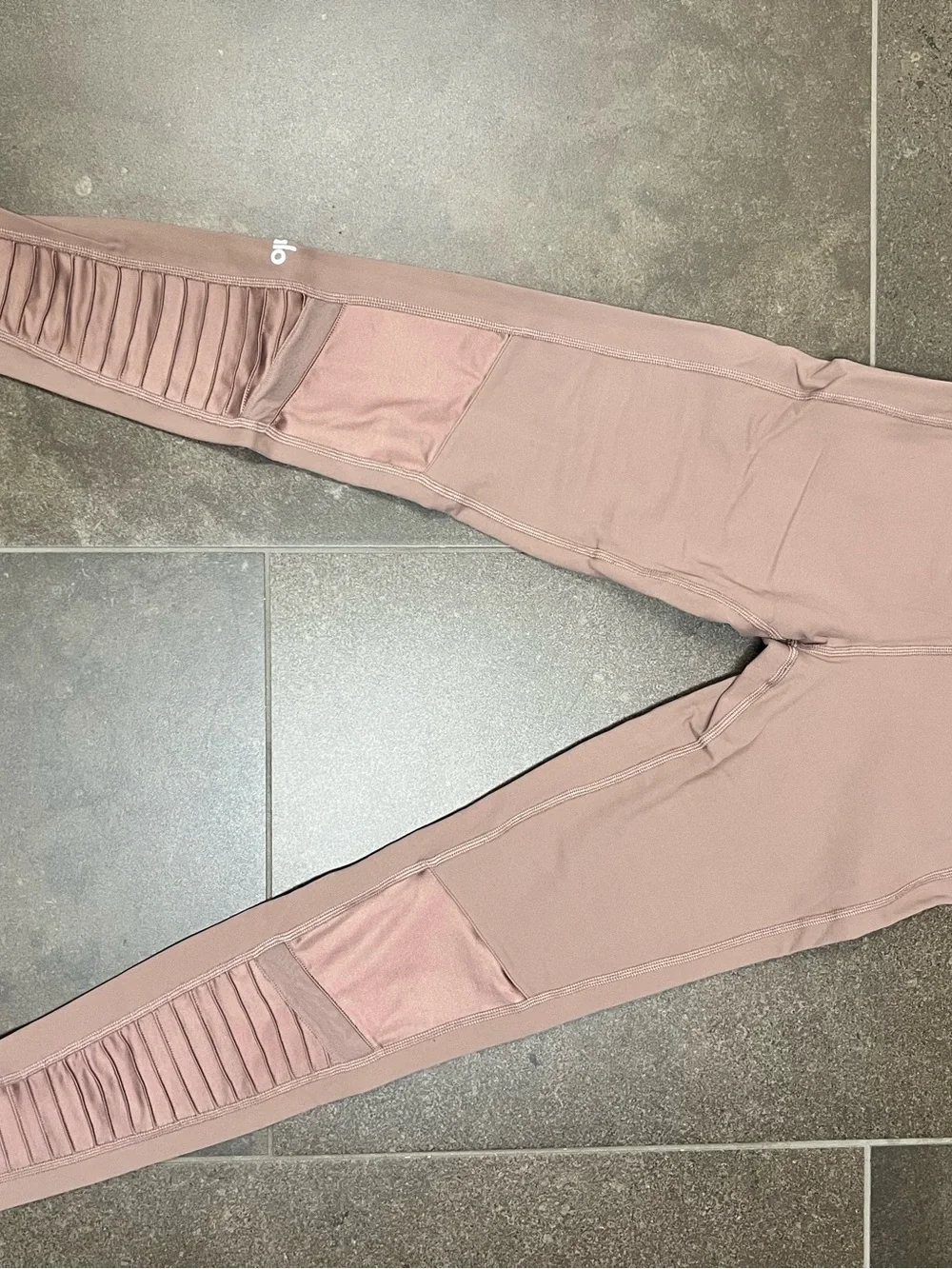 LIKE NEW Alo Moto Leggings - Mauve